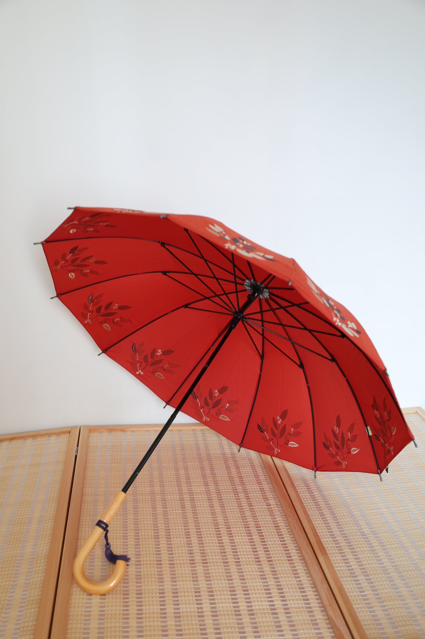 orange red 12 ribs uv coating anti-ultraviolet Telescopic pole wooden rattan handle Umbrella diameter 86cm紅色12骨可伸縮桿木藤勾柄86cm