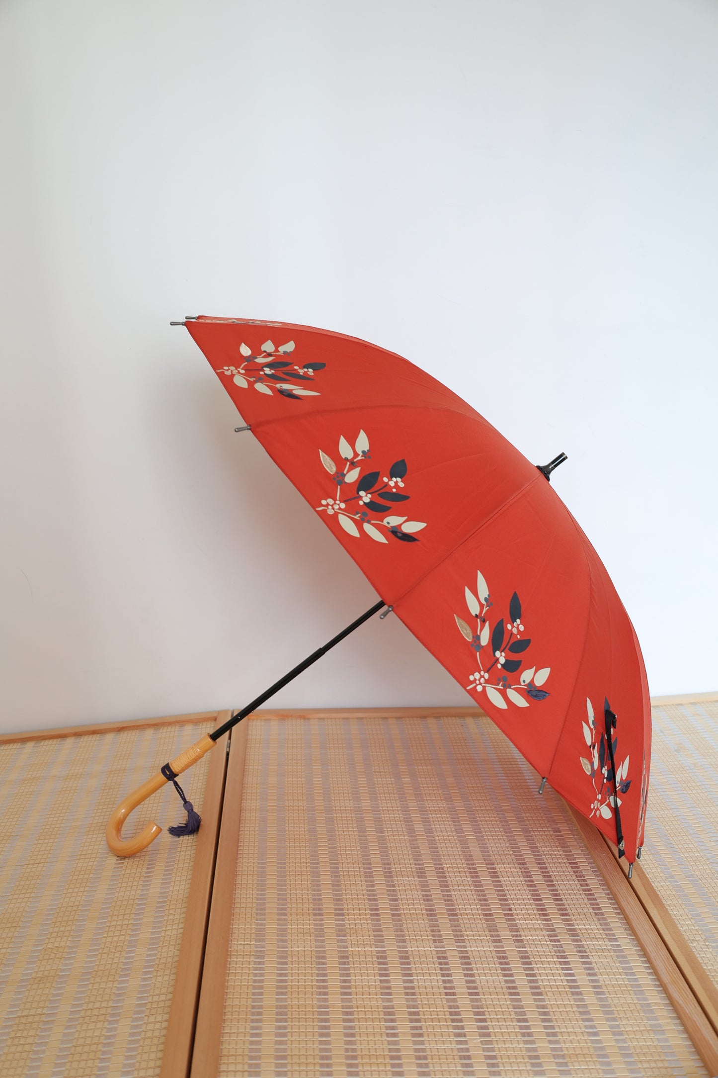 orange red 12 ribs uv coating anti-ultraviolet Telescopic pole wooden rattan handle Umbrella diameter 86cm紅色12骨可伸縮桿木藤勾柄86cm