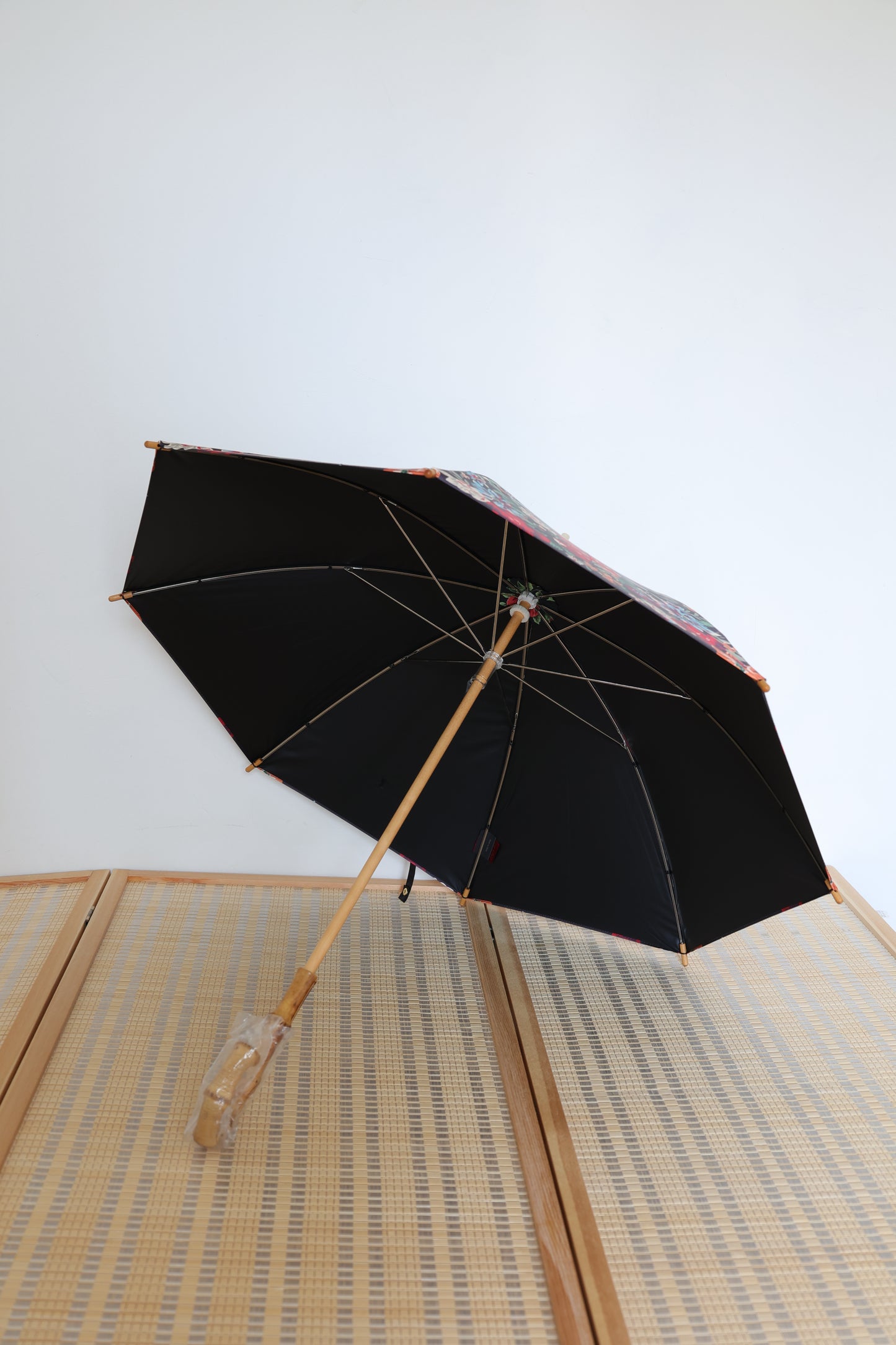 black red rose Vinyl sunscreen uv coating anti-ultraviolet wooden stick Bamboo handle Umbrella diameter 84cm黑紅玫瑰黑膠ALL木中棒竹勾柄84cm