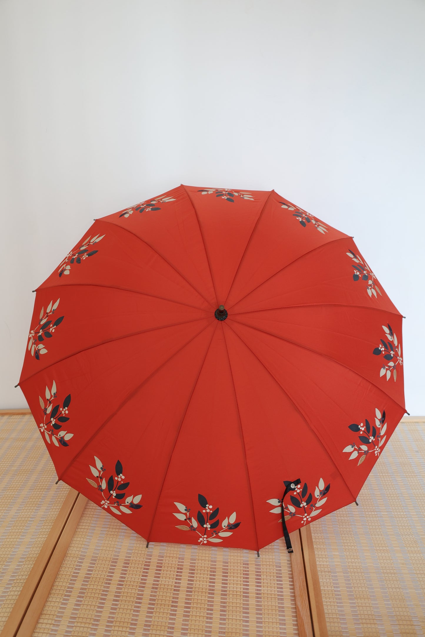 orange red 12 ribs uv coating anti-ultraviolet Telescopic pole wooden rattan handle Umbrella diameter 86cm紅色12骨可伸縮桿木藤勾柄86cm
