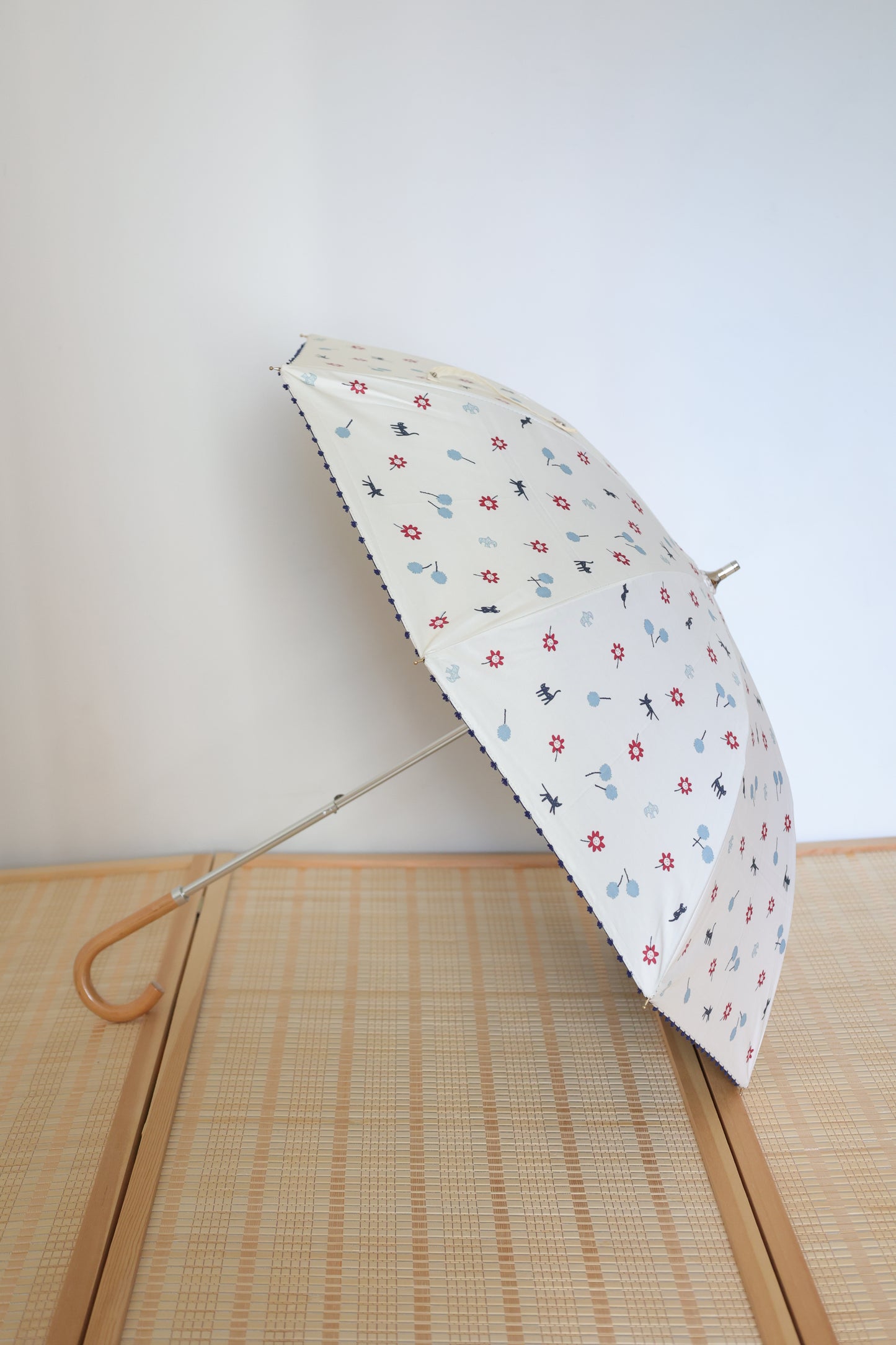 Japanese umbrella Vinyl sunscreen uv coating anti-ultraviolet cat pattern Telescopic pole wooden handle Umbrella diameter 80cm