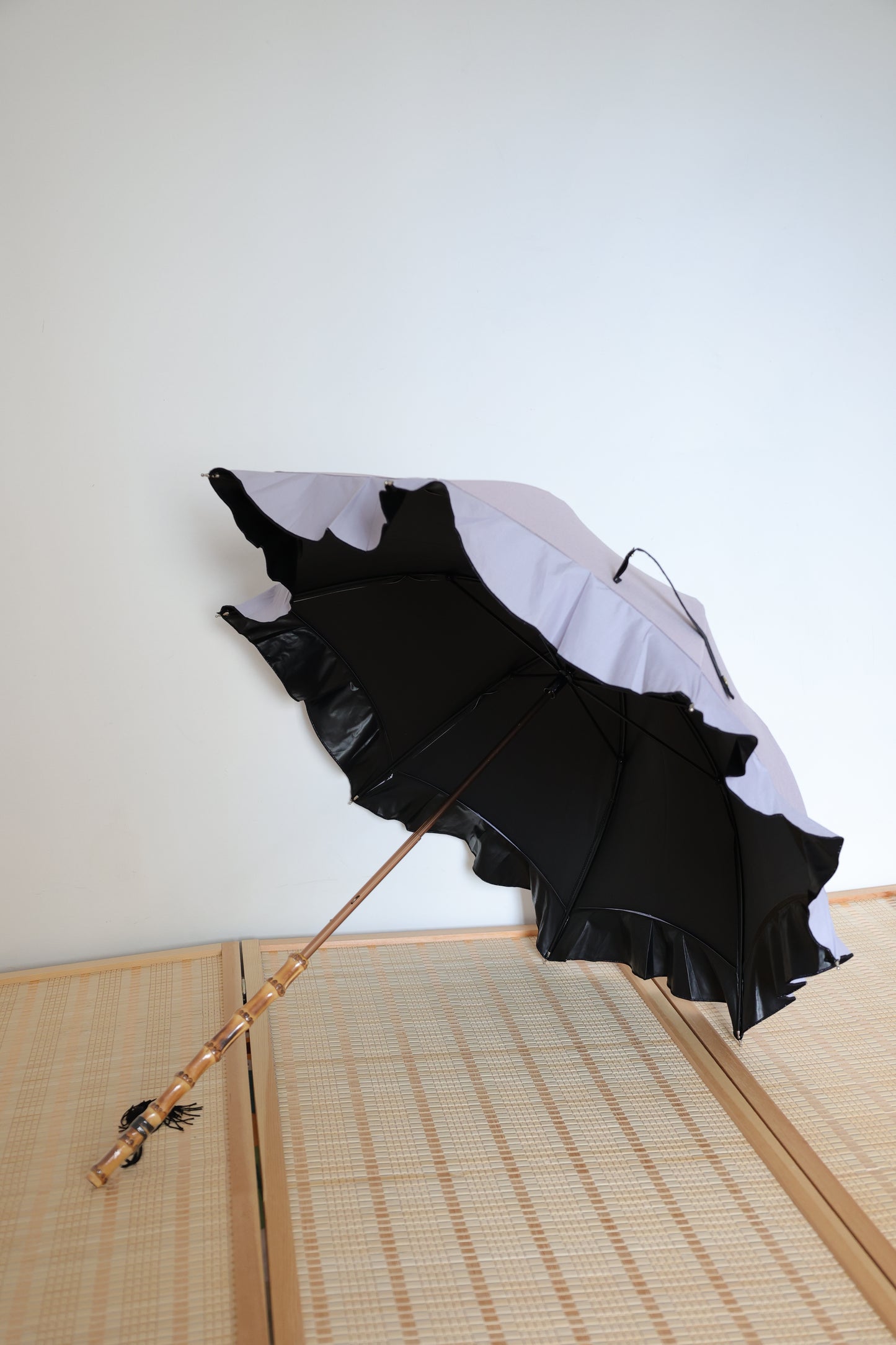 Japanese umbrella Vinyl sunscreen uv coating anti-ultraviolet taro purple lotus leaf lace Bamboo handle Umbrella diameter 85cm日式晴雨傘-香芋紫荷葉邊黑膠竹長柄85cm