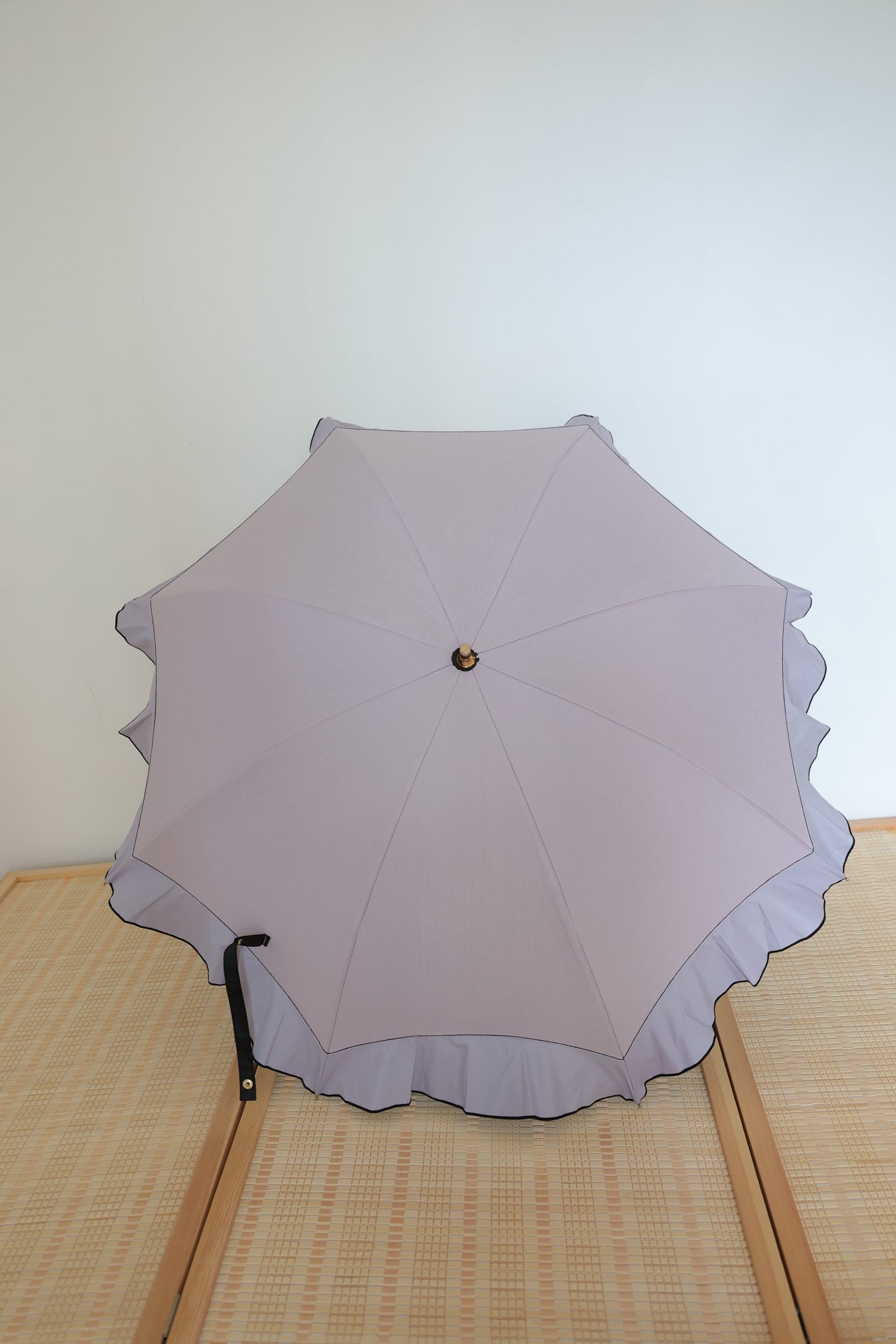 Japanese umbrella Vinyl sunscreen uv coating anti-ultraviolet taro purple lotus leaf lace Bamboo handle Umbrella diameter 85cm日式晴雨傘-香芋紫荷葉邊黑膠竹長柄85cm