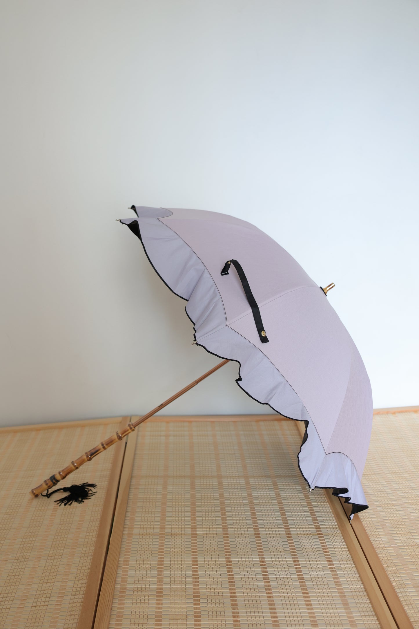 Japanese umbrella Vinyl sunscreen uv coating anti-ultraviolet taro purple lotus leaf lace Bamboo handle Umbrella diameter 85cm日式晴雨傘-香芋紫荷葉邊黑膠竹長柄85cm