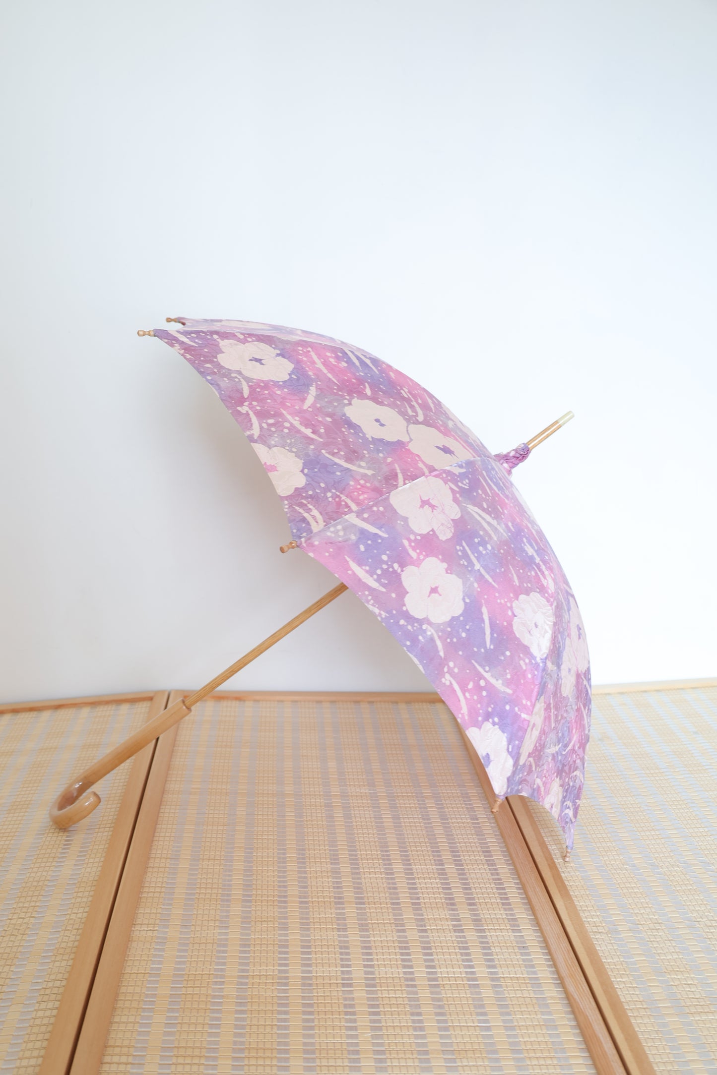 purple-red smudge flower cloud pattern (75% silk+25% cotton) uv coating anti-ultraviolet wooden stick wooden handle Umbrella diameter 85cm紫紅暈染花雲木中棒木勾柄85cm(75%絹+25%棉)