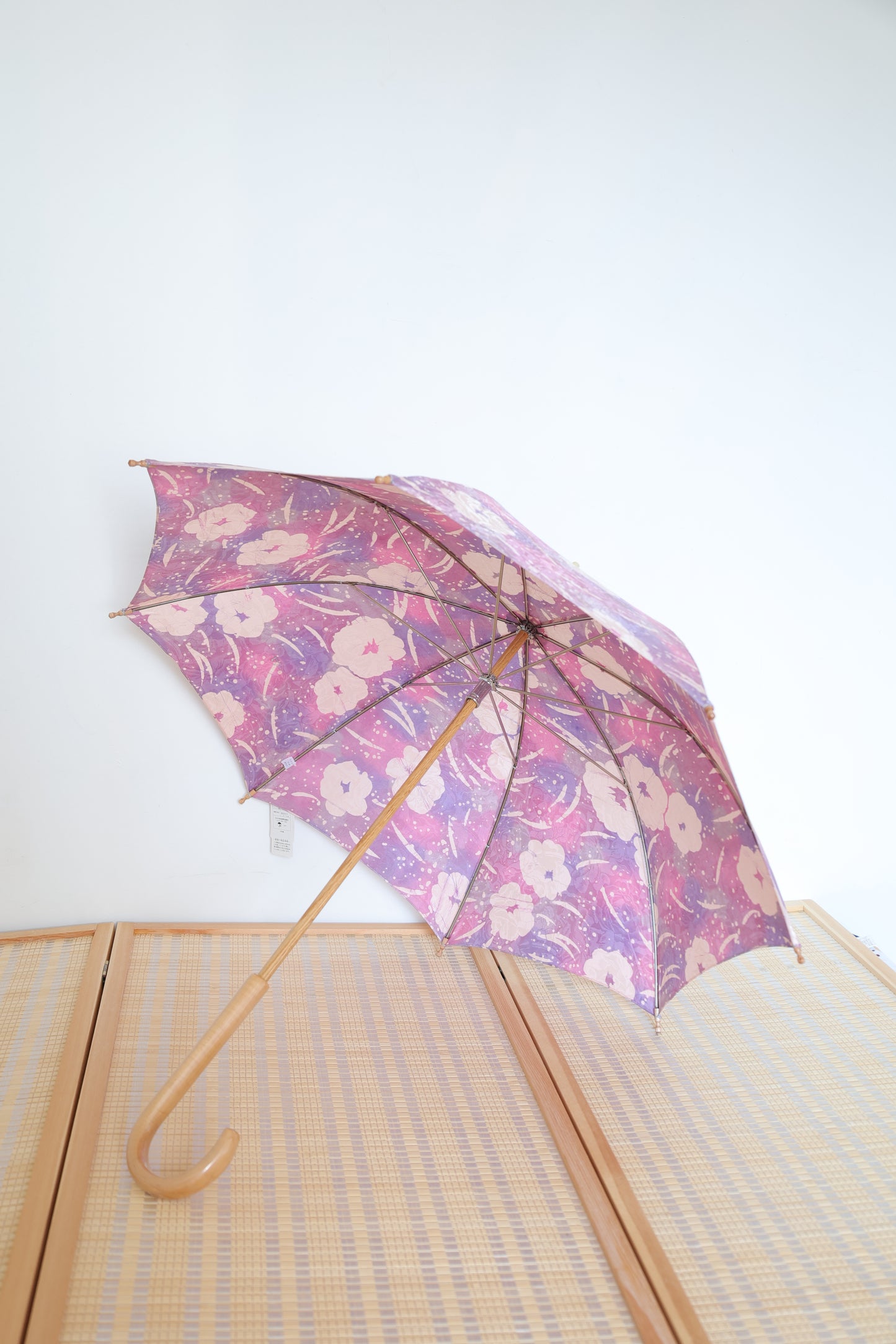 purple-red smudge flower cloud pattern (75% silk+25% cotton) uv coating anti-ultraviolet wooden stick wooden handle Umbrella diameter 85cm紫紅暈染花雲木中棒木勾柄85cm(75%絹+25%棉)
