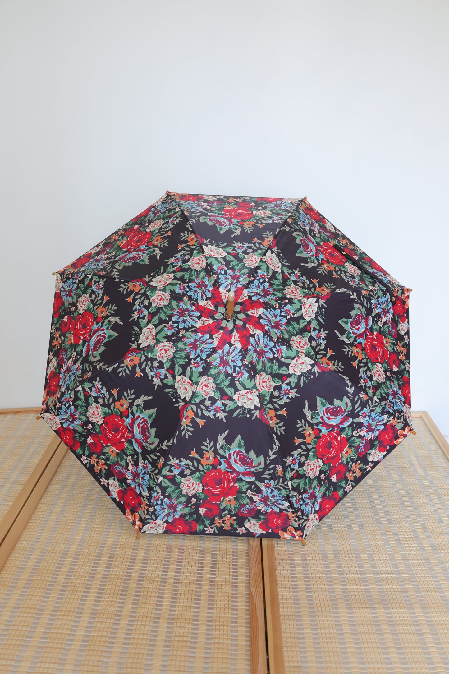 black red rose Vinyl sunscreen uv coating anti-ultraviolet wooden stick Bamboo handle Umbrella diameter 84cm黑紅玫瑰黑膠ALL木中棒竹勾柄84cm